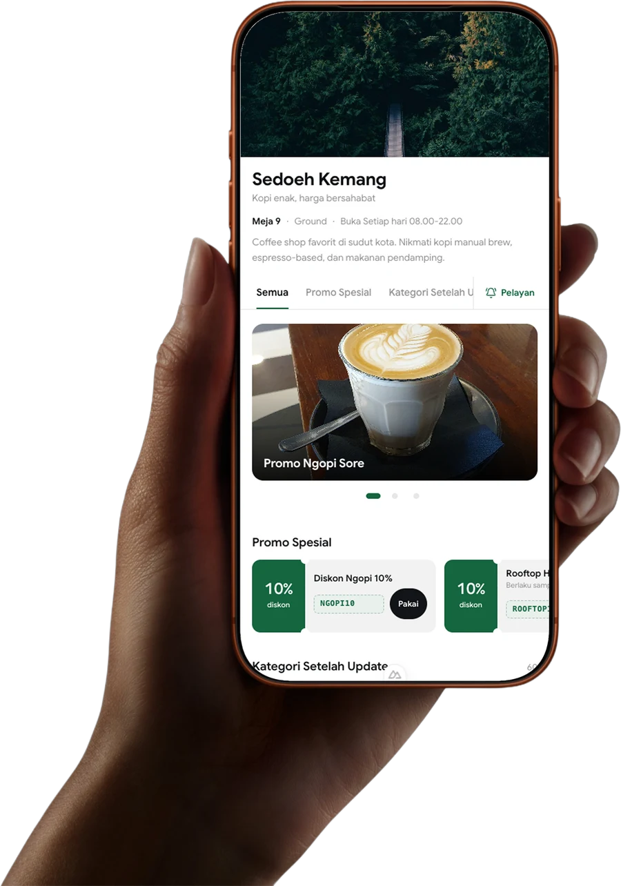 Halaman pelanggan KITAPOS terbuka di HP yang sedang dipegang, berisi profil outlet, promo berjalan, dan menu berfoto