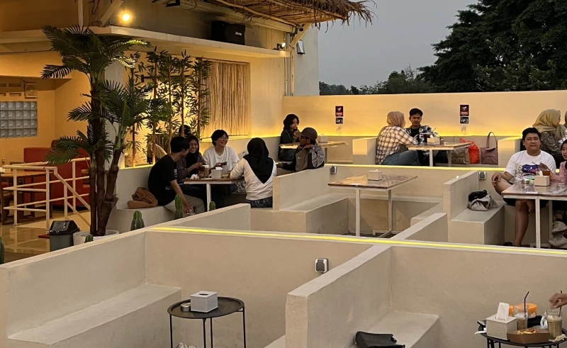 Area duduk bertingkat di Skyhook Coffee